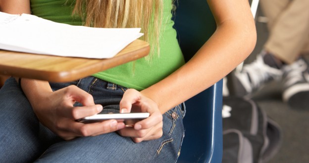 Por qué los niños deben evitar el uso del móvil en la escuela